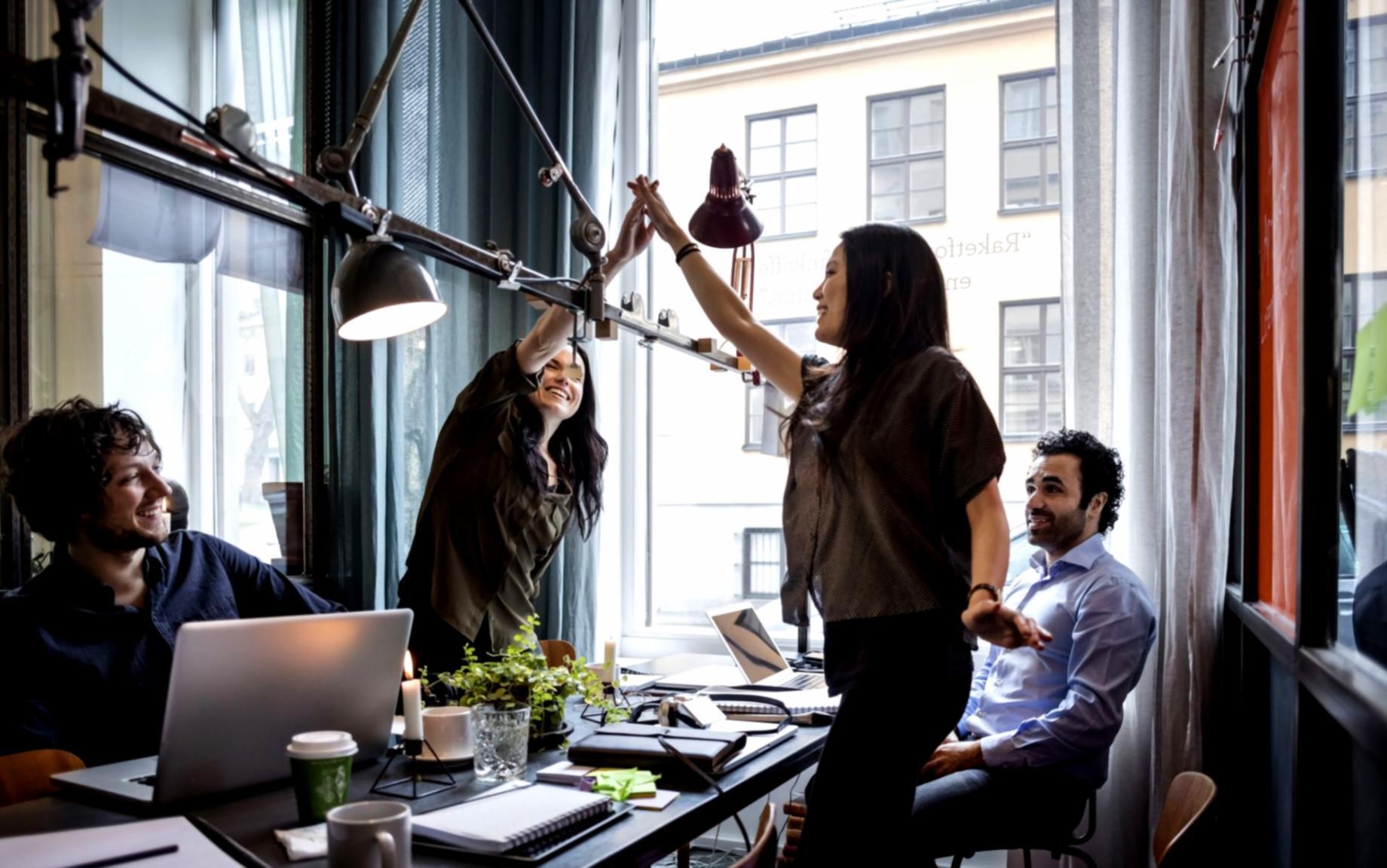 Profesionales analizando estrategias de presupuesto en sesión de seminario