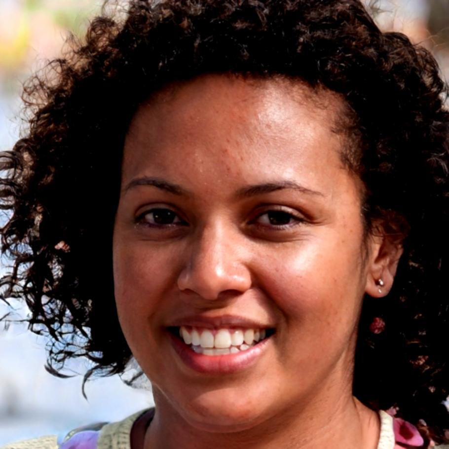 Instructora de negociación presupuestaria compartiendo experiencias reales