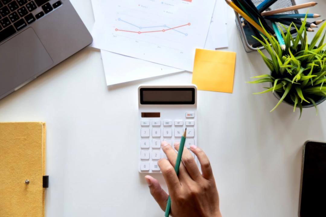 Profesional desarrollando estrategias de negociación presupuestaria